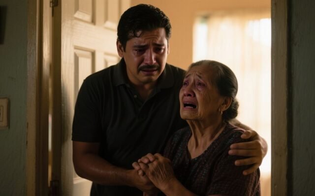 Madre mayor consolando a su hijo adulto que llora durante una visita dominical en su casa