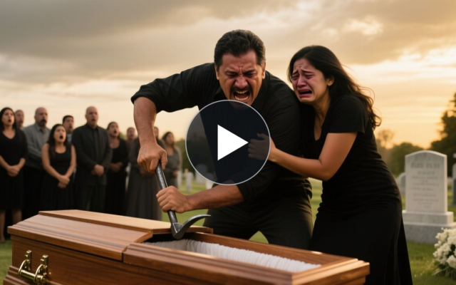 Hombre abriendo un ataúd de madera con una palanca de hierro en un cementerio durante un entierro